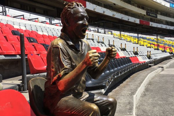 Wider view of Nachito’s statue at Estadio Azteca, honoring football fan Ignacio Villanueva.