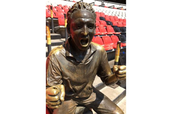 Close-up, face-on view of Nachito’s statue at Estadio Azteca, honoring football fan Ignacio Villanueva.