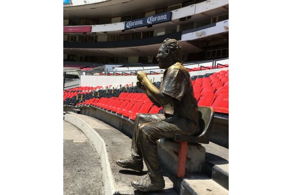 Wide-angle view of Nachito’s statue at Estadio Azteca, honoring football fan Ignacio Villanueva