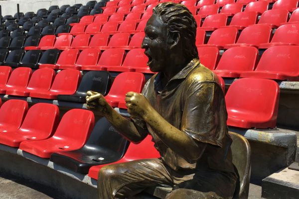 Angle view of Nachito’s statue at Estadio Azteca, honoring football fan Ignacio Villanueva.