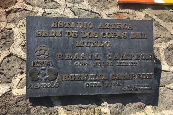 Plaque commemorating the 1970 and 1986 World Cups at Estadio Azteca, honoring Brazil and Argentina.