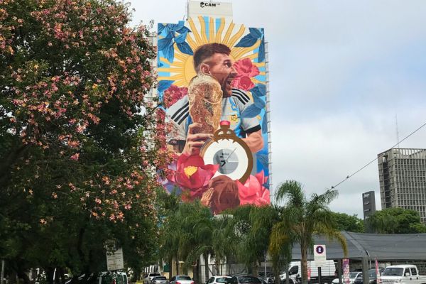 Colorful mural of Lionel Messi on the side of a tall building in Santa Fe, Argentina