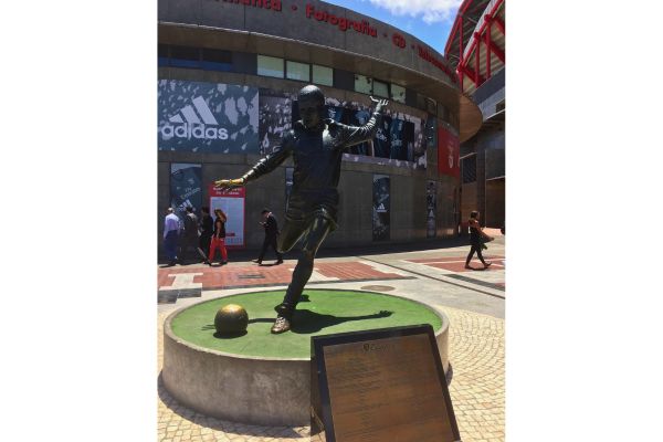 Statue of Eusebio outside Estádio da Luz, honoring Benfica's legendary player.