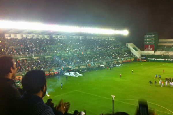 Night match at Estadio Florencio Sola, Banfield Stadium, with floodlights illuminating the pitch.