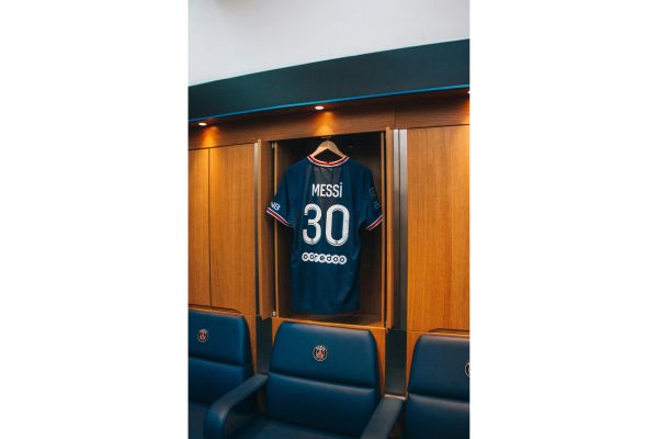 Lionel Messi’s PSG shirt hanging in the team’s dressing room.