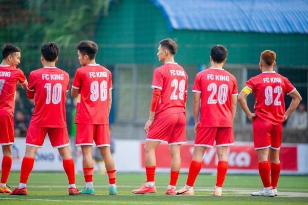 Football players wearing diferent squad numbers.